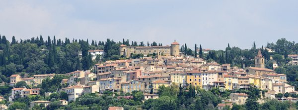 Comment trouver une location de vacances en Provence avec des ateliers de sculpture sur bois et des visites de marchés locaux?